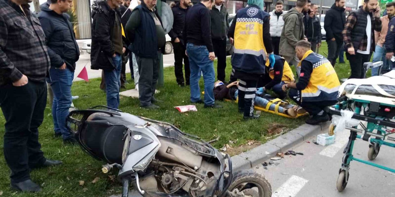 Otomobil ile çarpışan motosikletteki 2 genç yaralandı