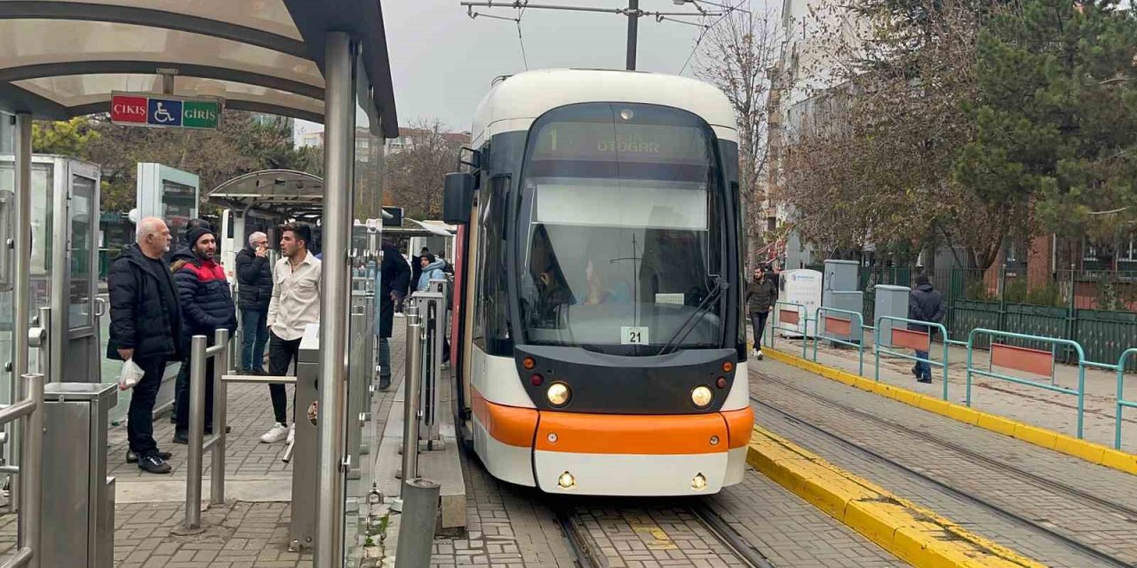 Tramvaya Silah Ve Bıçakla Bindiği İddia Edilen 4 Şahıs Bir Yolcuyu Darp Etti