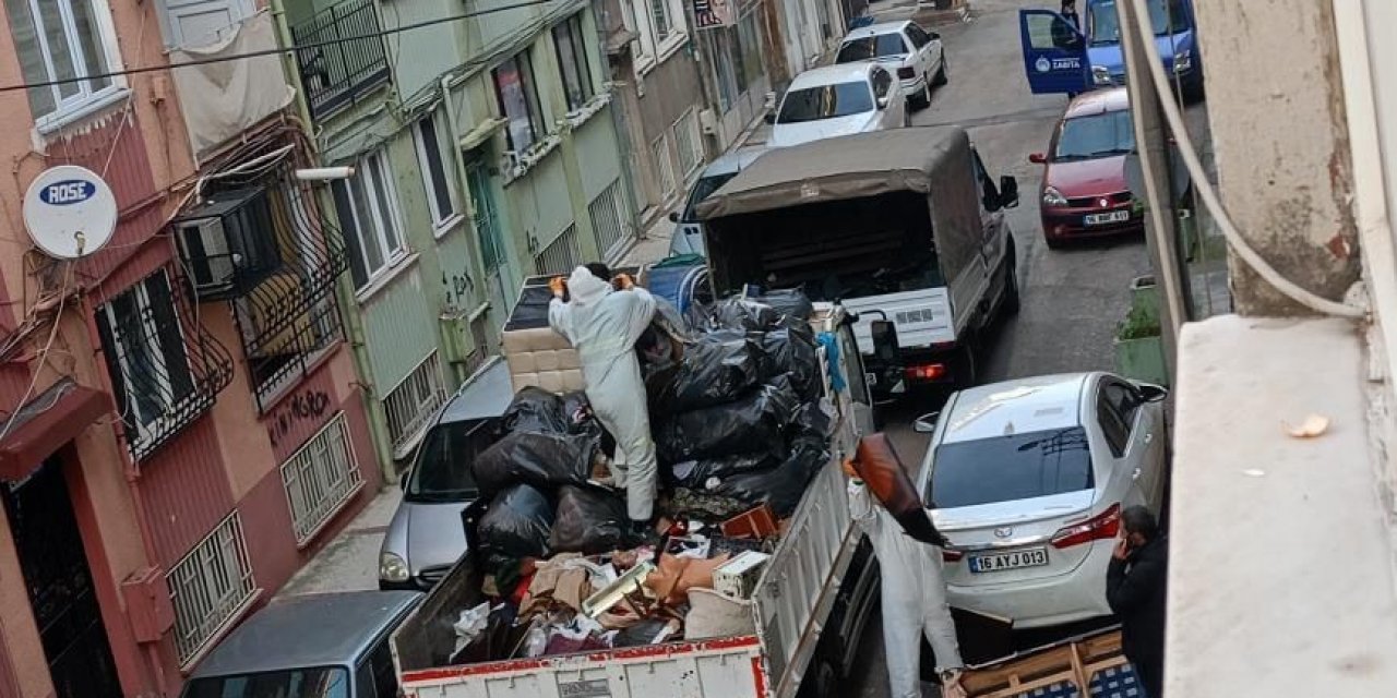 Kötü Kokuların Yükseldiği Evden Kamyon Dolusu Çöp Çıktı