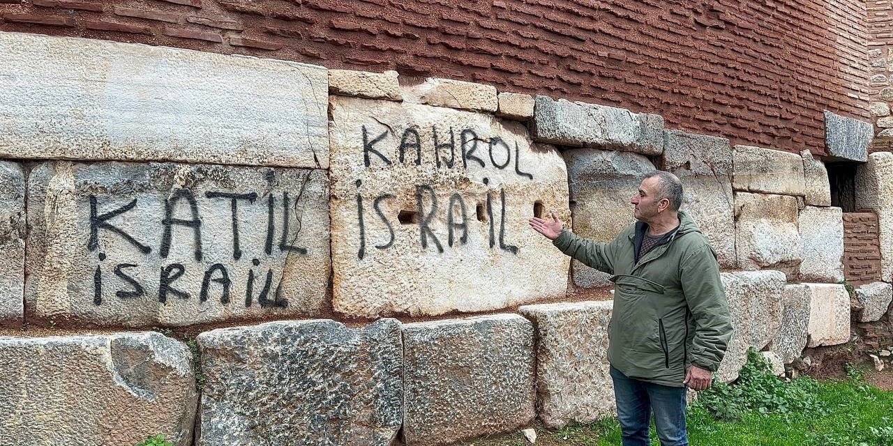 Trajikomik Protesto...2 Bin Yıllık Surlara İsrail’in Zulmünü Kazıdılar