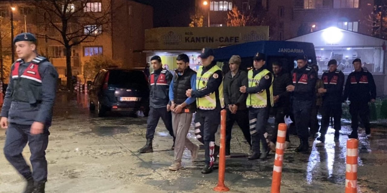 Jandarmanın Yürürken Durdurduğu 4 Kişi Kaçak Göçmen Çıktı