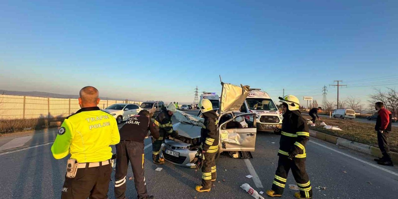 Kavşakta Meydana Gelen Kazada 1’i Ağır 3 Kişi Yaralandı