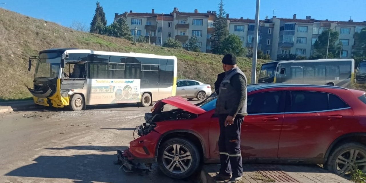 Otobüs İle Otomobil Kafa Kafaya Çarpıştı: 1 Yaralı