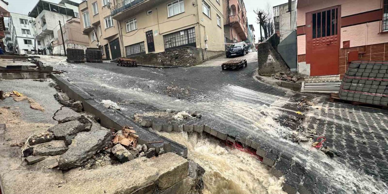 Şiddetli Yağış Sonrası Yollar Dereye Döndü, Evleri Su Bastı