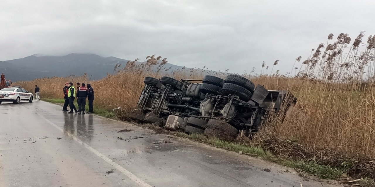 Dolgu Malzemesi Yüklü Kamyon Sulama Kanalına Devrildi: 1 Yaralı