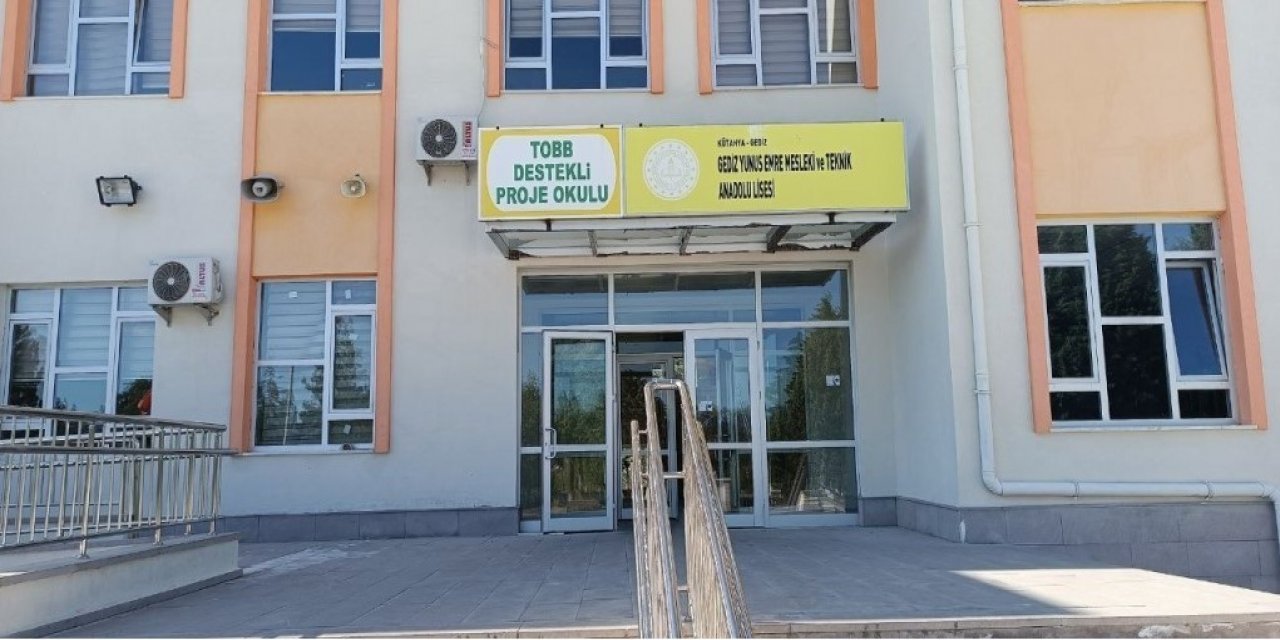 Gediz’de Öğretmen Evinde Ölü Bulundu