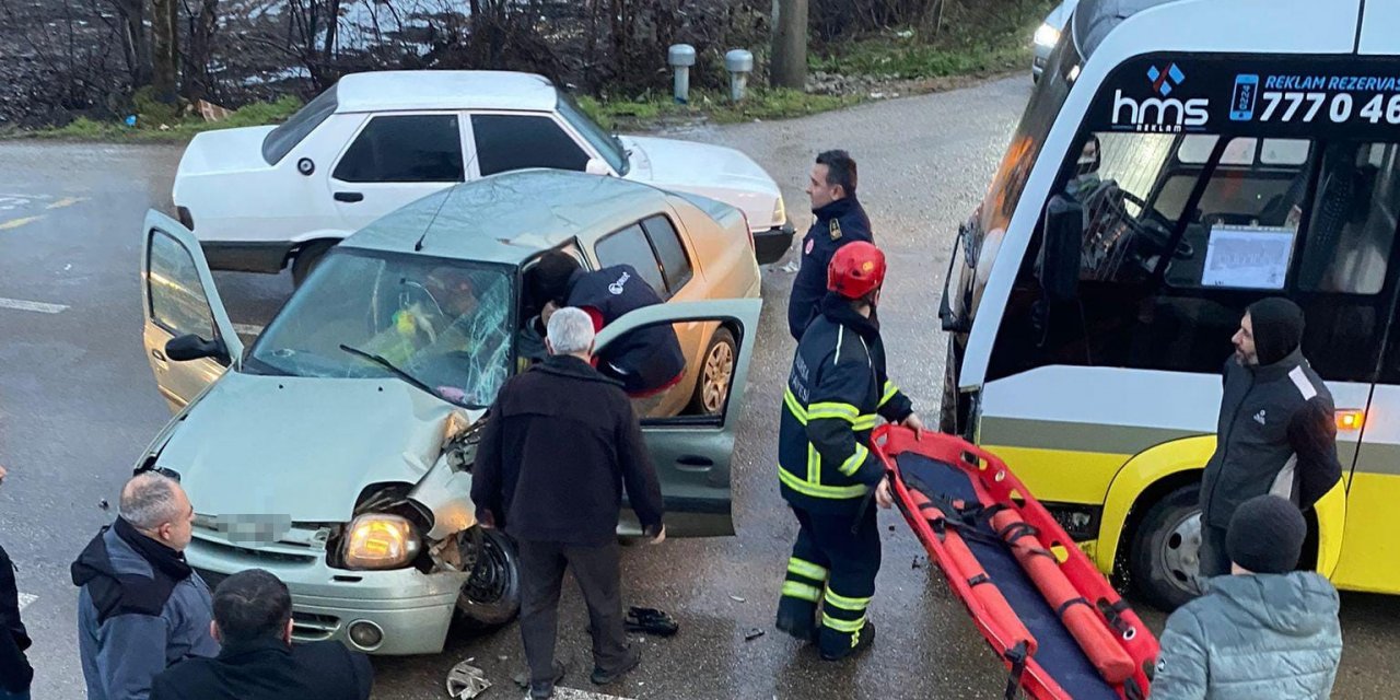 Özel Halk Minibüsü İle Otomobil Çarpıştı: 1 Yaralı