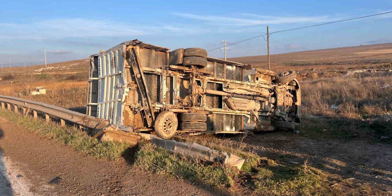 Kamyon Çarpmasıyla Kontrolden Çıkan Kamyonet Şarampole Yuvarlandı