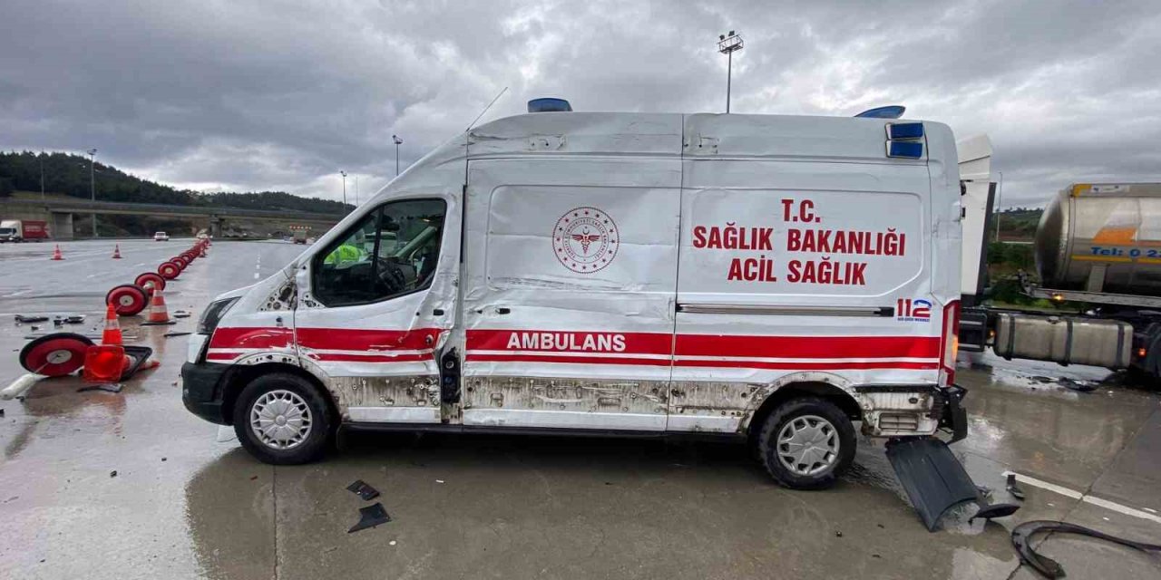 Hastaneden Dönen Ambulansa Tır Çarptı