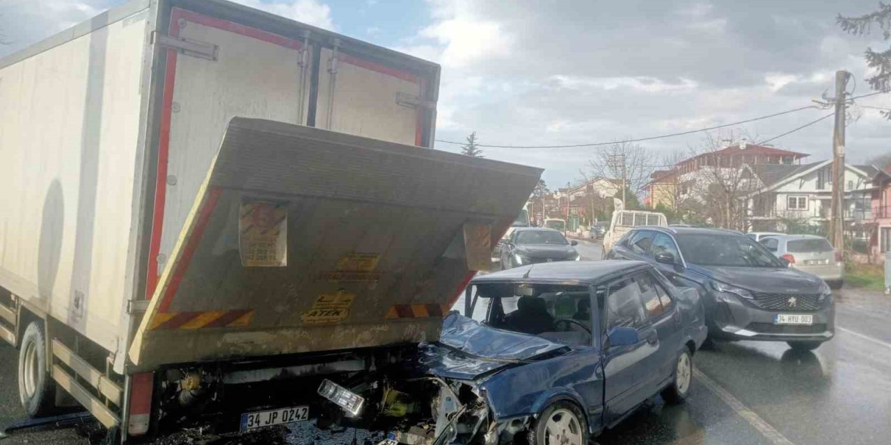 Kamyonetin Altına Giren Tofaş Kağıt Gibi Ezildi: 1 Yaralı