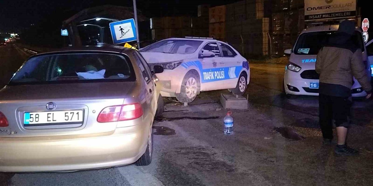 Otomobil Yol Kenarındaki Polis Oto Maketine Çarptı: 2 Yaralı