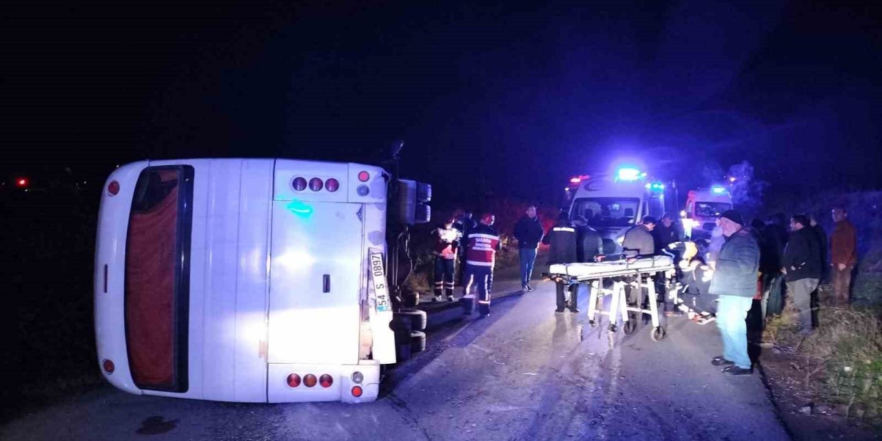 Kontrolden Çıkan İşçi Servisi Devrildi: 2 Yaralı