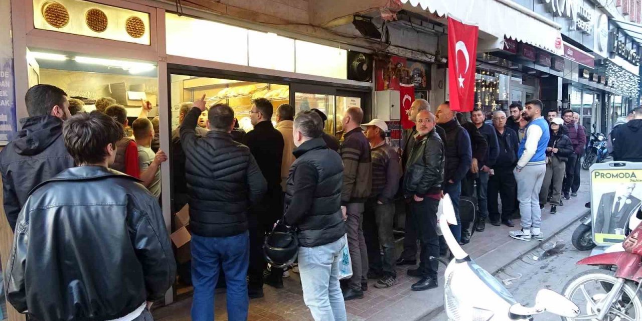 Ramazan’ın İlk Günlerinde Sıcak Pide Kuyruğu