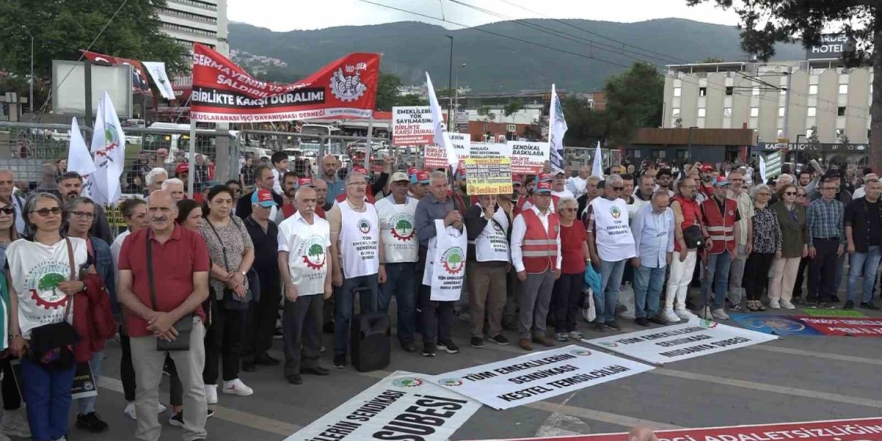 Bursa’da Emekliler Yürüyüş Düzenledi