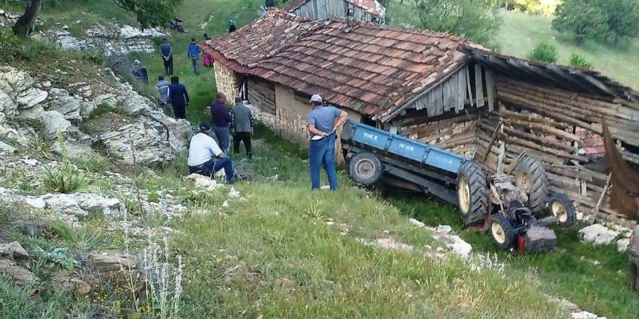 Devrilen Traktörün Altında Kalan Genç Hayatını Kaybetti