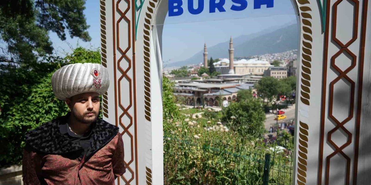 Tarihi Surlara Çıkanlar Karşılarında Padişah Kıyafetli Fenomeni Gördü