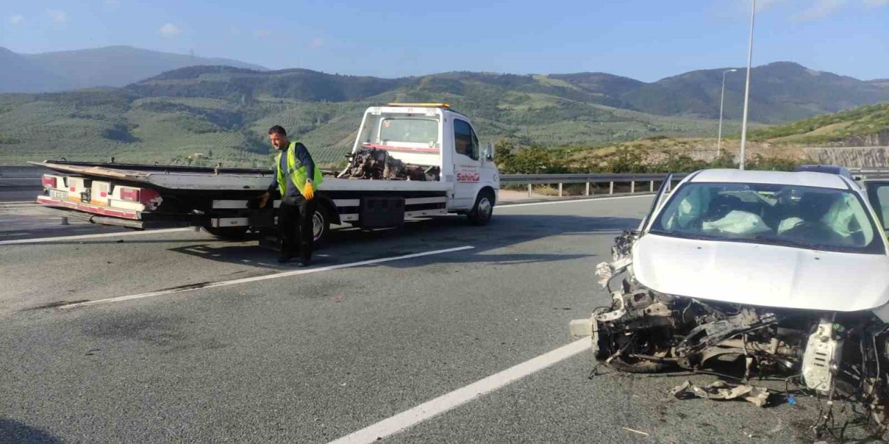 Otomobil Bariyerlere Çarptı