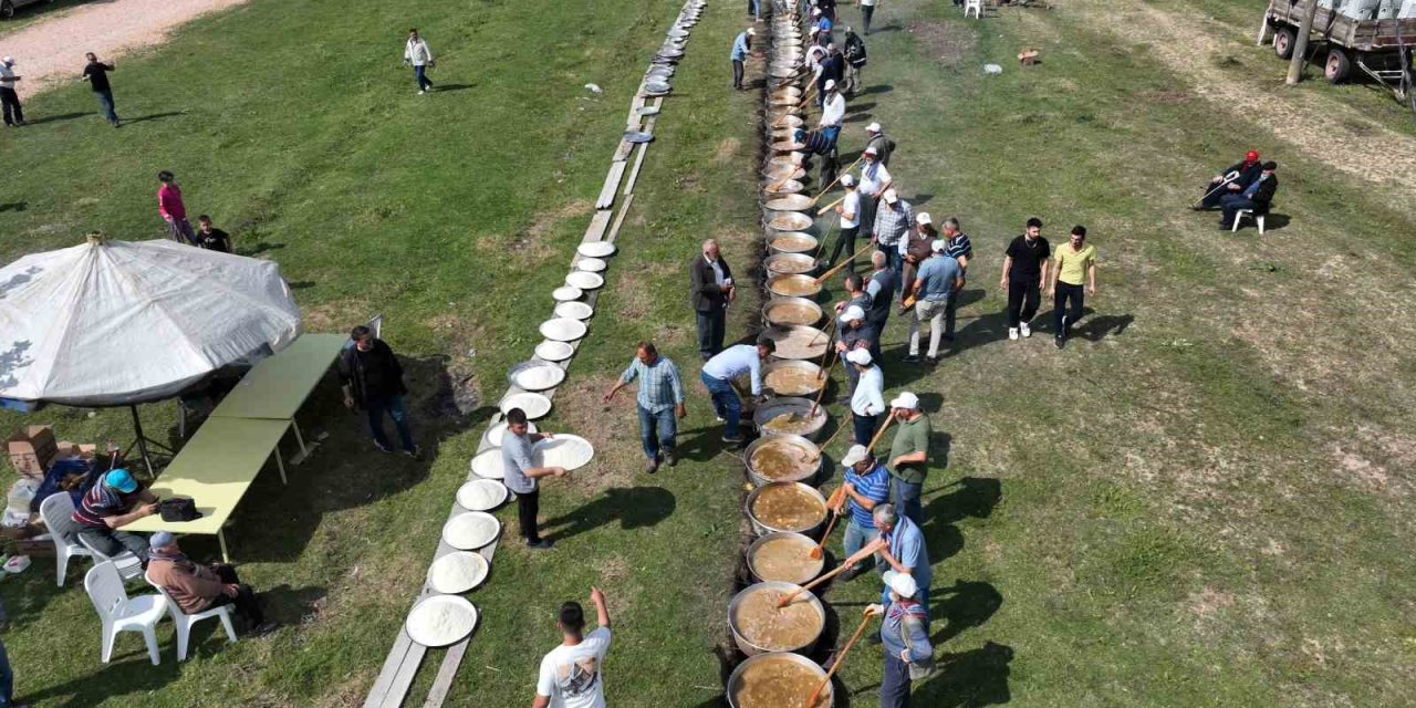 Köyünün Evlerini Boyayan Muhtardan Görülmemiş Köy Hayrı