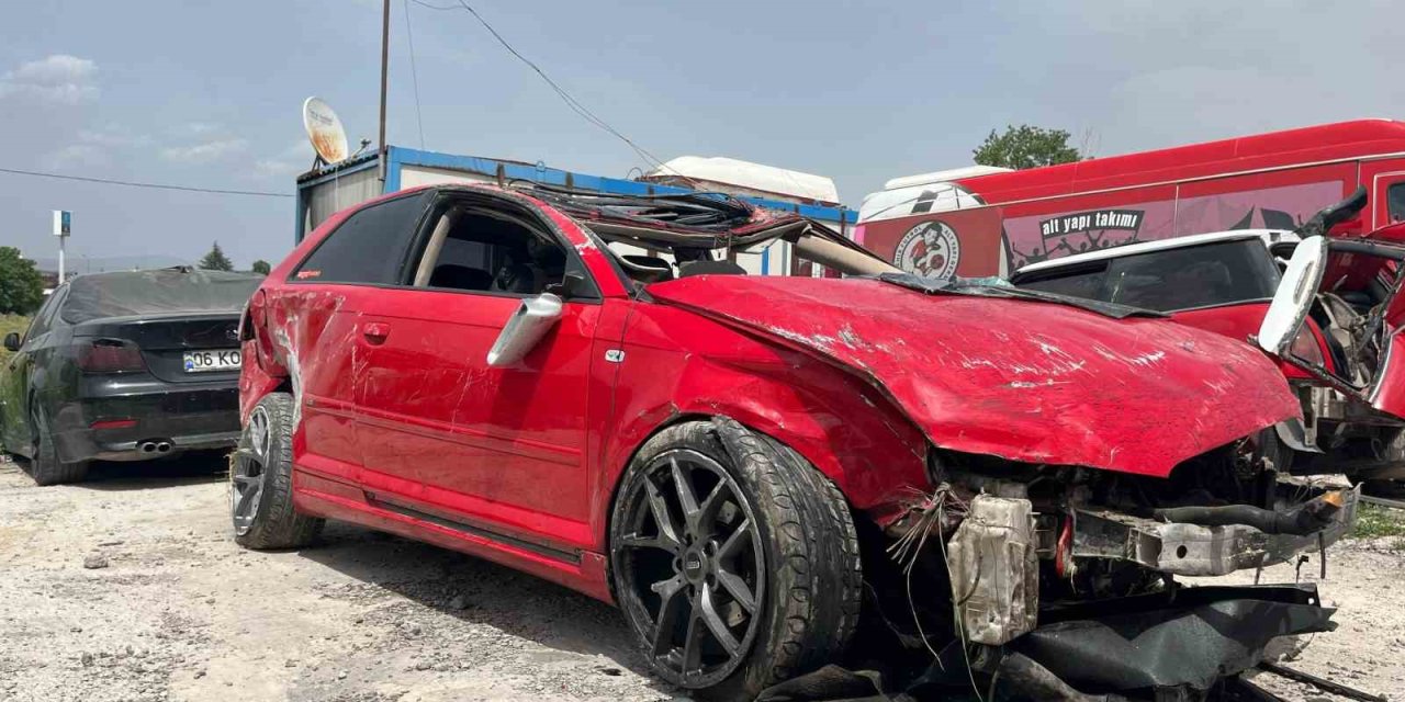 Önüne Bir Anda Araç Çıktı, Arkadaşı Ağır Yaralandı, Otomobili Hurdaya Döndü