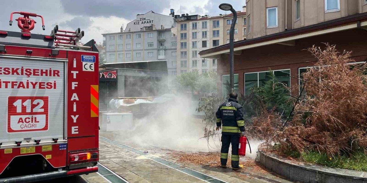 Sokak Lambasından Kaynaklı Yangın Paniğe Neden Oldu