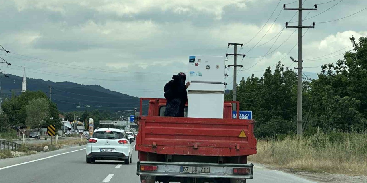 Kamyonet Kasasında Tehlikeli Yolculuk