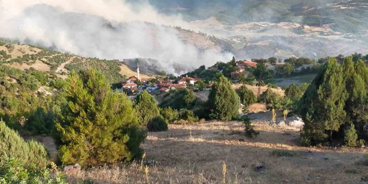 Orman Yangınları Köyleri Tehdit Ediyor