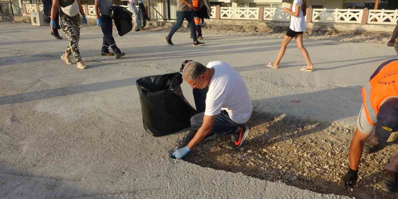 Vatandaşın Kirlettiği Sokakları Belediye Başkanı Temizledi