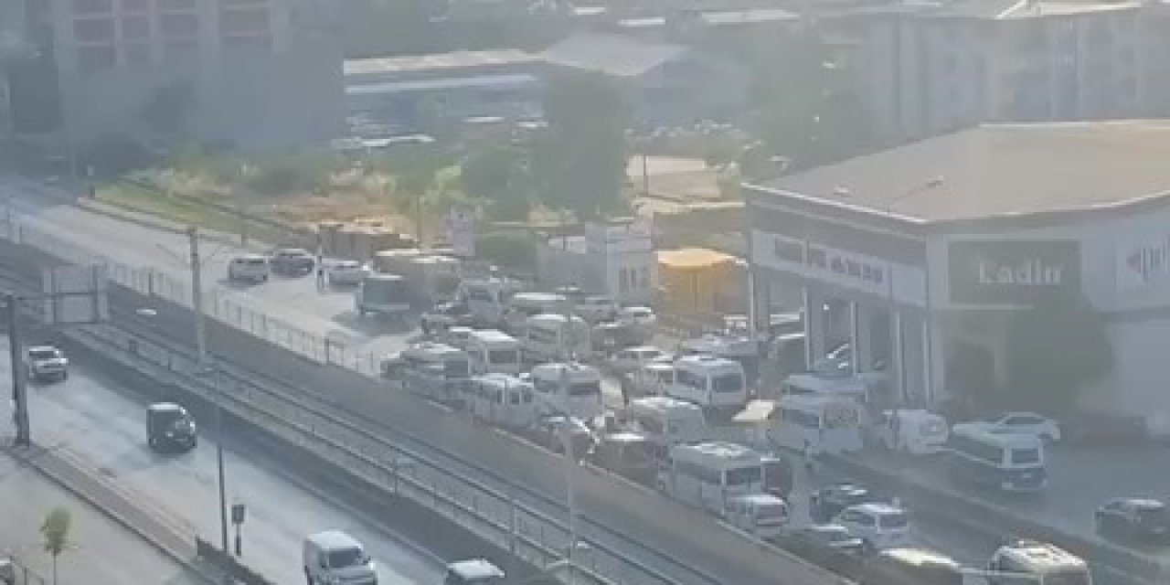 Düğün Konvoyu Yolu Trafiğe Kapattı, Yüzlerce Metre Araç Kuyruğu Oluştu