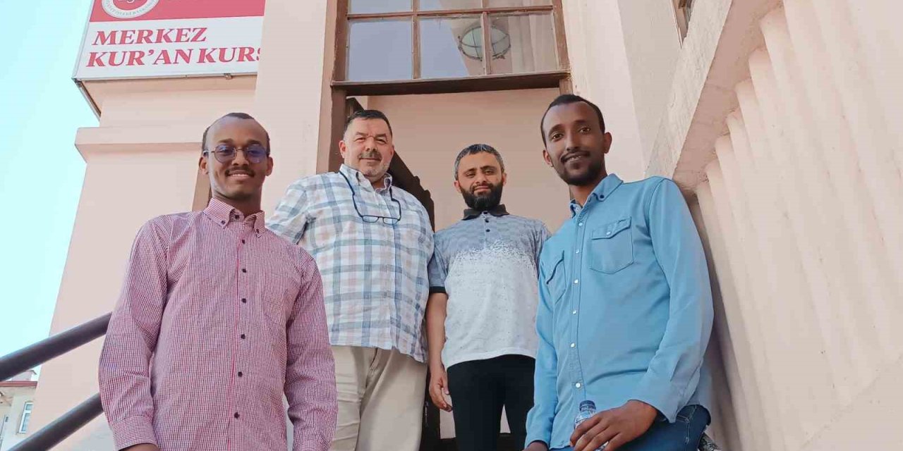 Hafızlık Eğitimini Kütahya’da Tamamlayan Somalili İki Gencin Duygulandıran Vefası