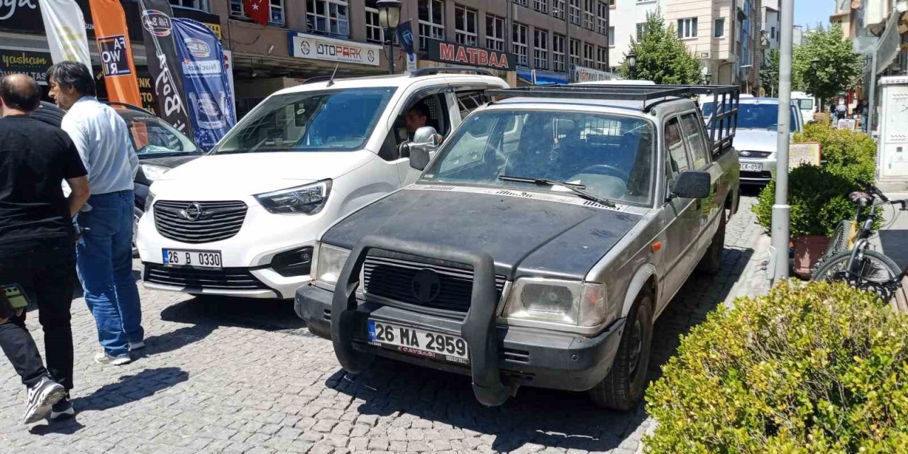 Ara Sokakta Yol Ortasına Bırakılan Araç Trafiği Tıkadı
