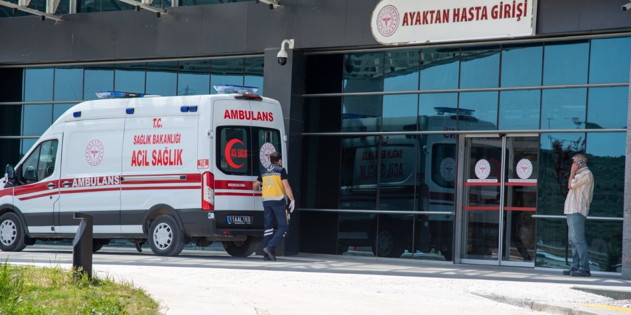 Araçlar Arasından Yola Çıkan Yaşlı Adama Otomobil Çarptı