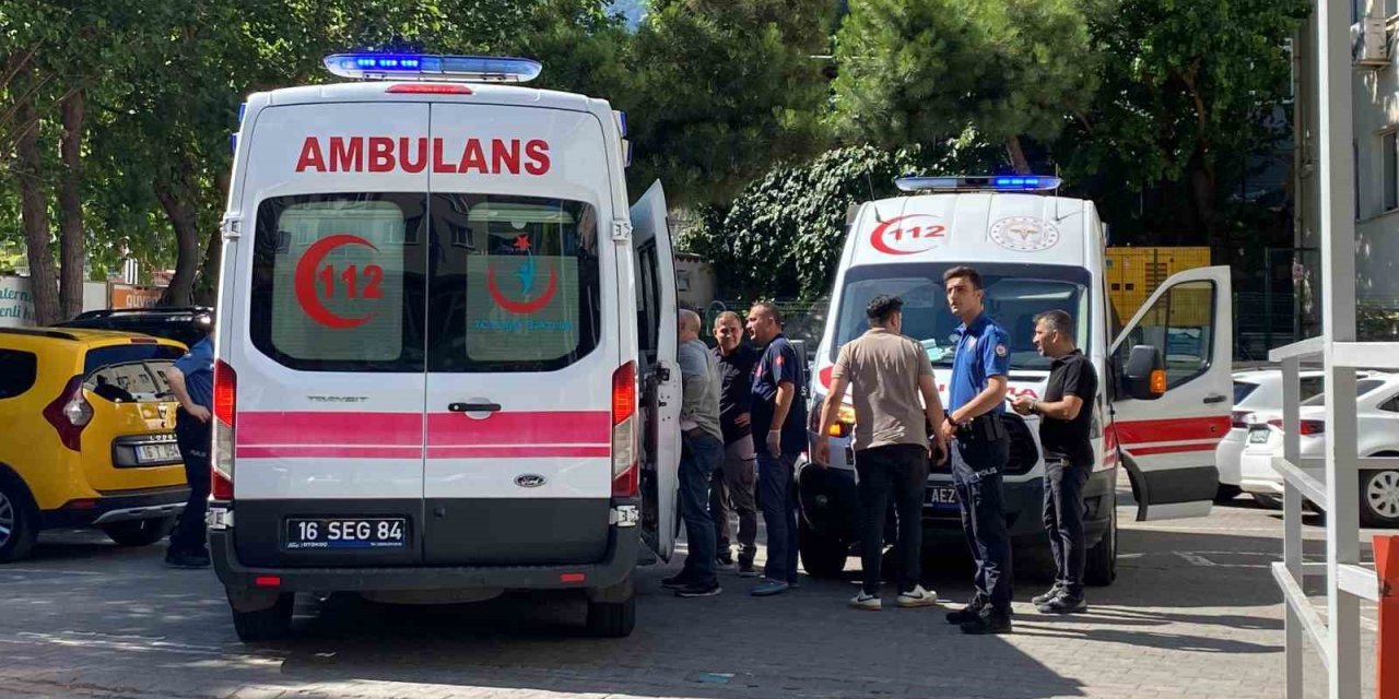 Ticari Takside Gördüğü Eşine Kurşun Yağdırdı, Eşi Ve Taksici Yaralandı