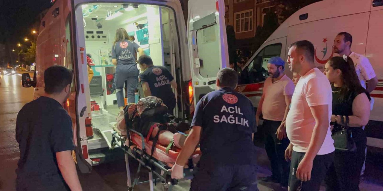 Caddeden Karşıya Geçen Yayalara Motosiklet Çarptı: 1’i Ağır 3 Yaralı