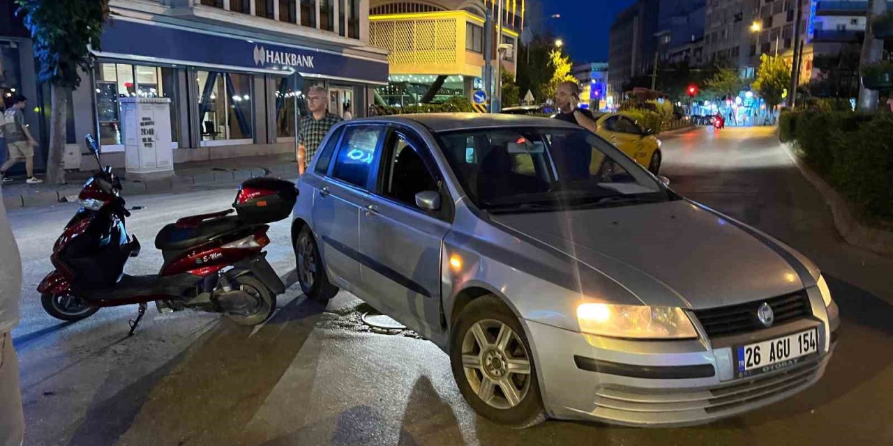 Otomobile Çarpan Elektrikli Bisiklet Sürücüsü Yaralandı