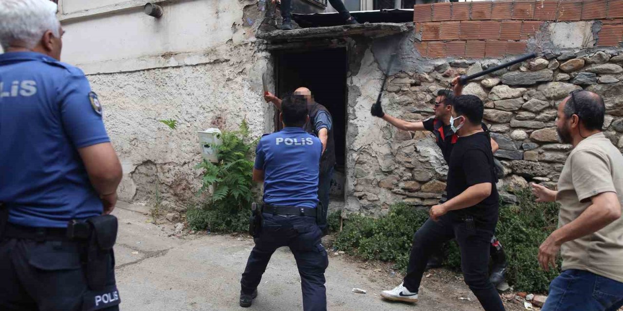 Akli Dengesi Yerinde Olmayan Şahıs Polisi Bıçakladı