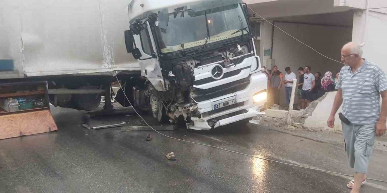 Virajı Alamayan Tır Yolu Kapattı: Kaza Kameraya Yansıdı