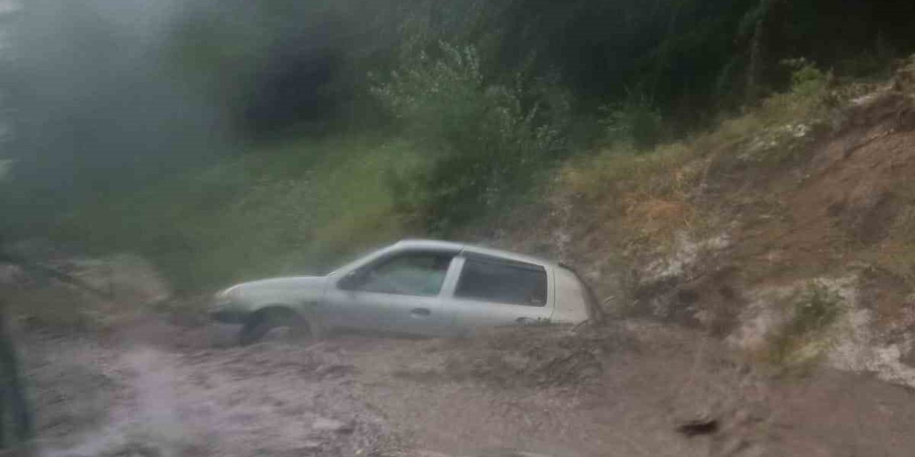 Otomobil Sele Kapıldı