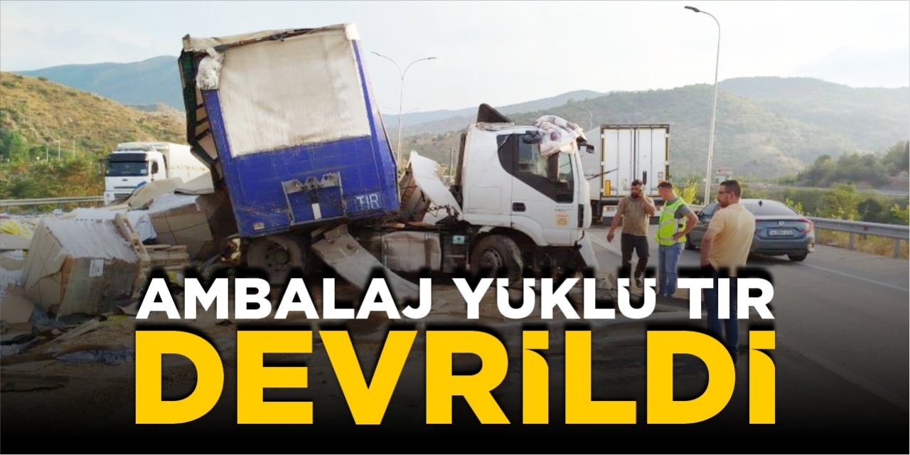 Ambalaj yüklü tır devrildi!