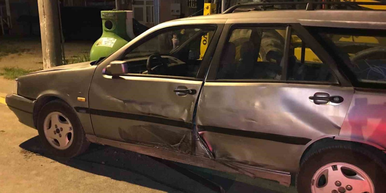 Kontrolden Çıkan Lüks Otomobil, Kahvehaneye Daldı: 2 Yaralı