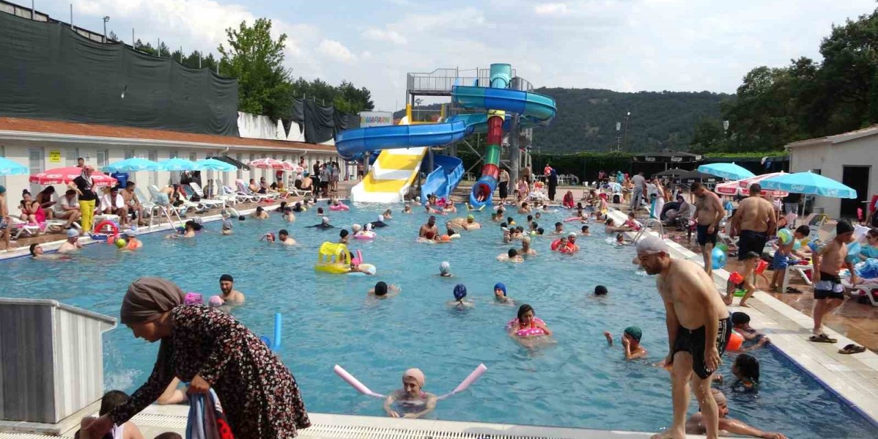 Vatandaşlar Sıcak Havalarda Termal Havuzlara Koşuyor