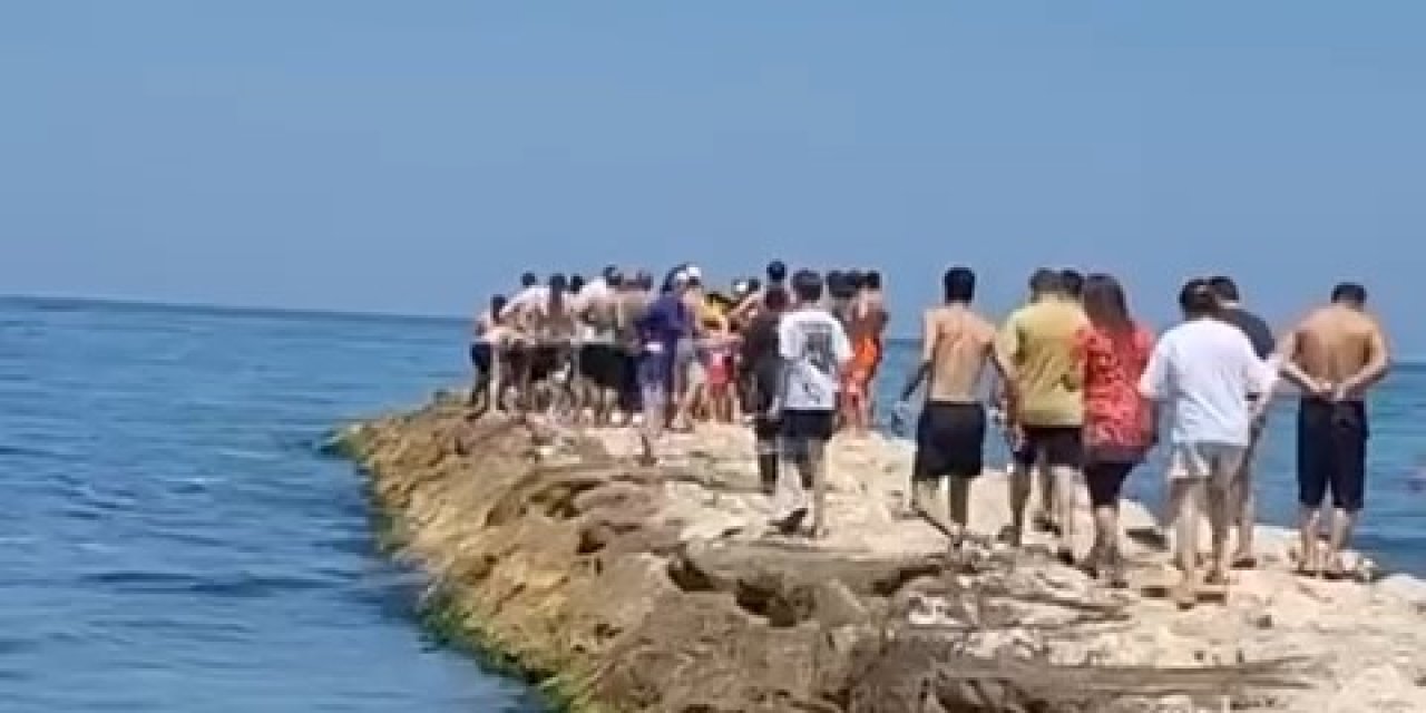 Denize giren çocuk boğulmak üzereyken kurtarıldı