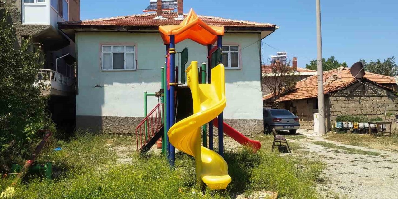 Çocuk Oyun Parklarının Beton Ve Toprak Zemini Tehlike Saçıyor
