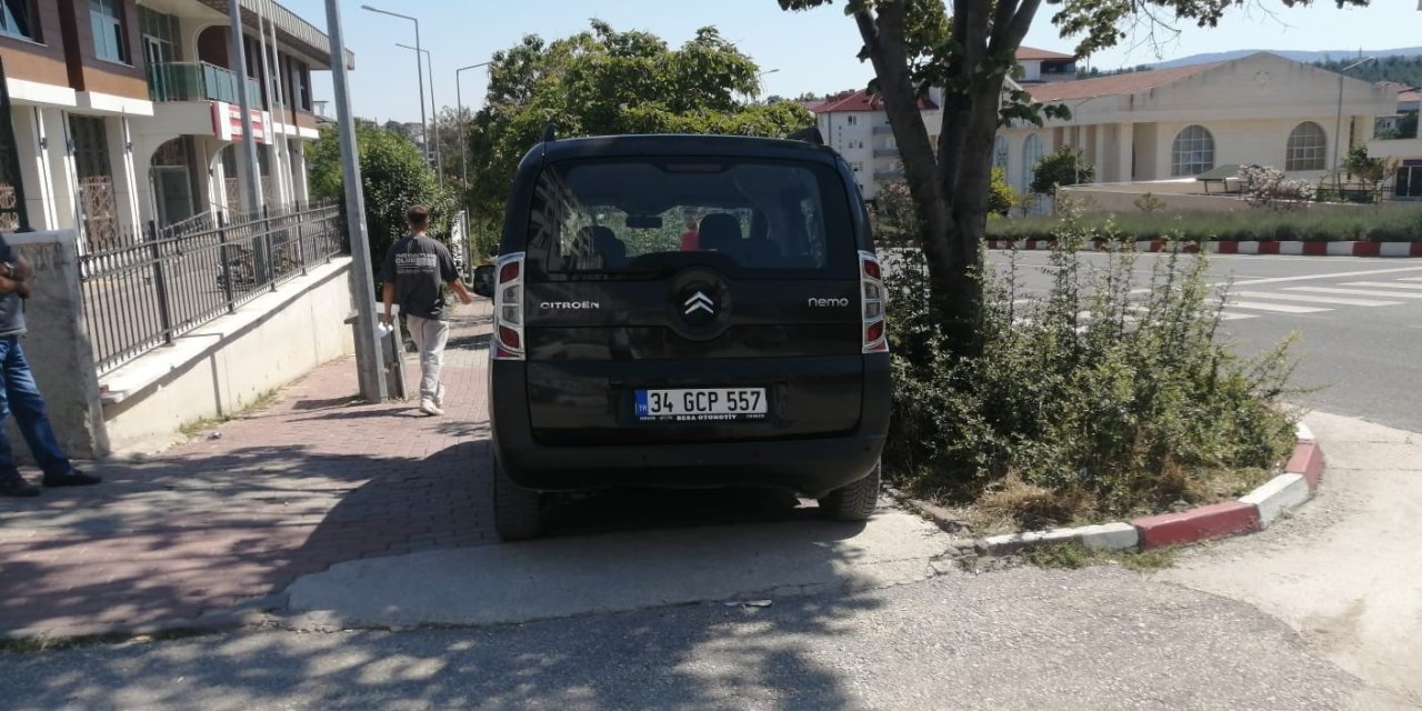 Aracını Kaldırıma Park Eden Duyarsız Sürücü Tepkilere Neden Oldu