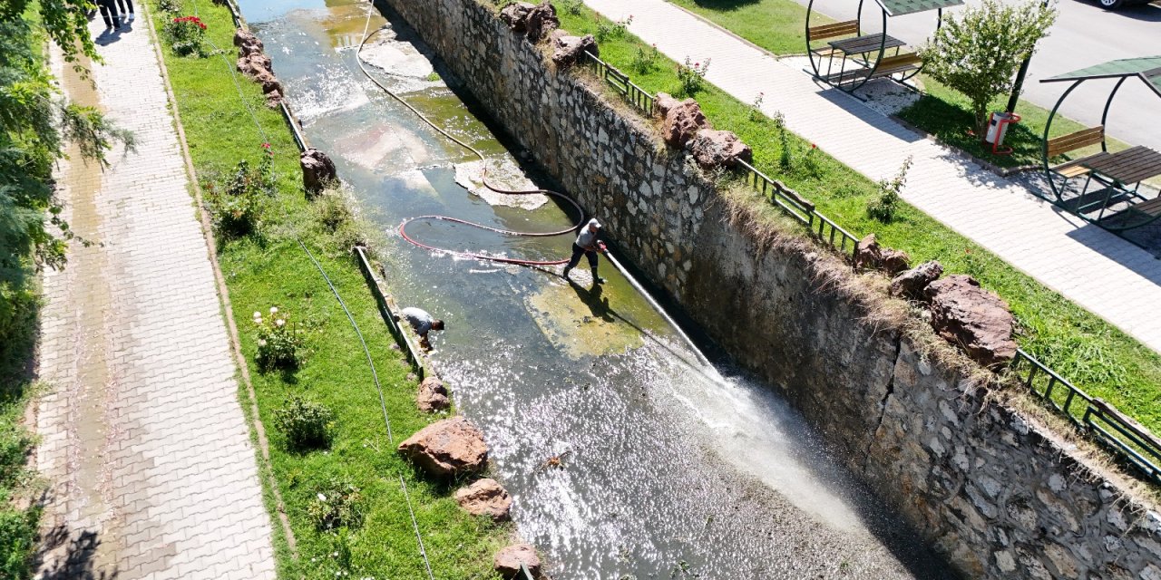 Ekiplerden Kanal Temizleme Çalışması