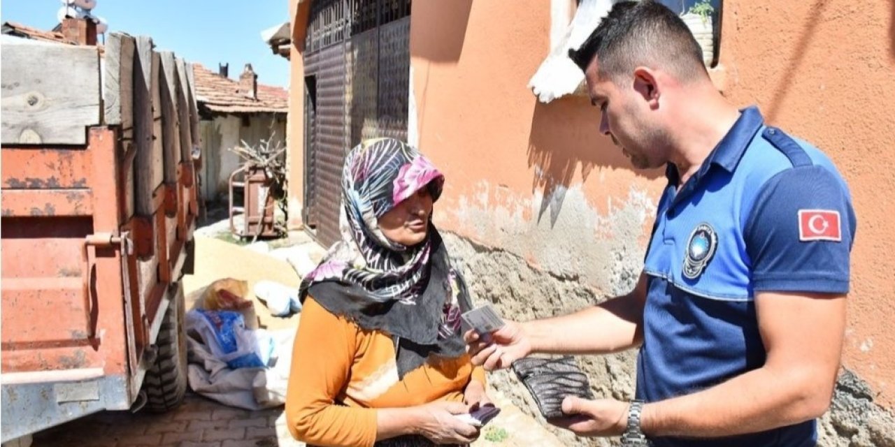 Pazar Yerinde Buldukları 5 Bin TL’yi Zabıtaya Teslim Ettiler