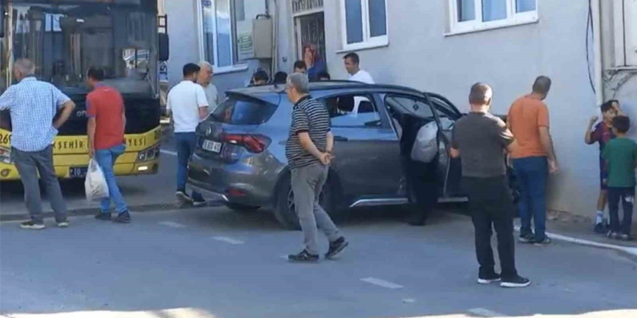 Otobüse Çarpmamak İçin Eve Dalan Sürücü Hafif Yaralandı