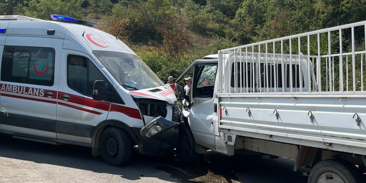 2 Ambulans Kamyonet İle Çarpıştı, 7 Kişi Yaralandı