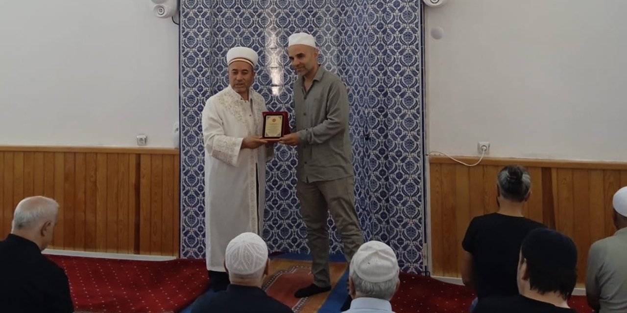 Müftü Ölmez Plaket Takdim Etti