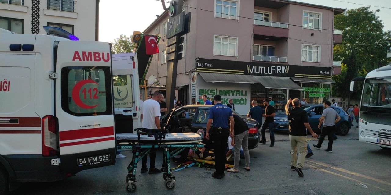 U Dönüşü Yapmak İsteyen Otomobile Çarpmamak İçin Manevra Yaptı, Yerde Sürüklendi