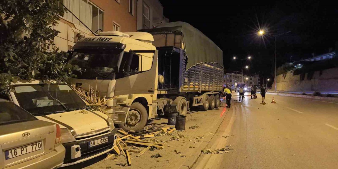 Freni Boşalan Tır Dehşet Saçtı